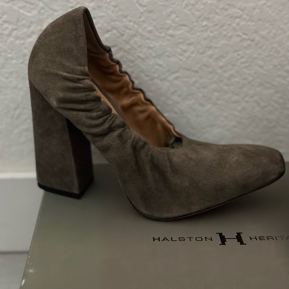 $75 NWT HALSTON Heritage Suede Pumps in Taupe SZ 7.5 - Picture 10 of 11